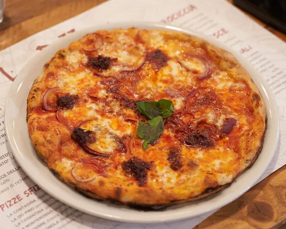 A pizza just out of the oven at La Pizzina, Follonica
