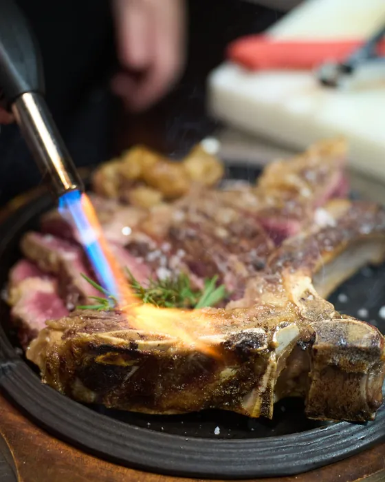 John Tartarino: una fiorentina passata alla fiamma, dallo shooting in cucina