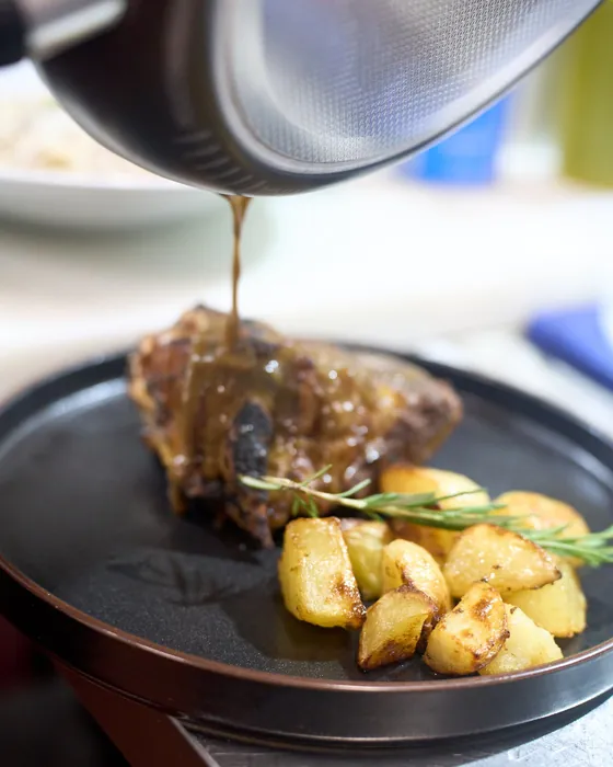 Il sugo versato sulla carne con patate e rosmarino, da John Tartarino