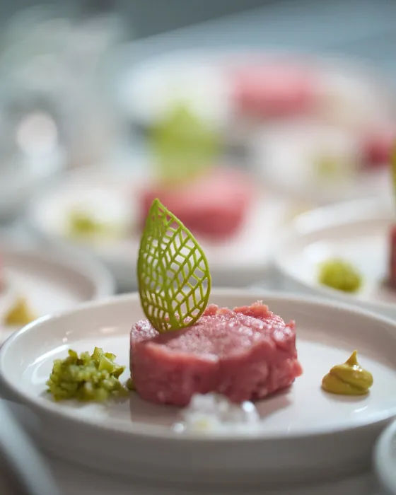 Una tartare con una foglia croccante e due salse, da John Tartarino