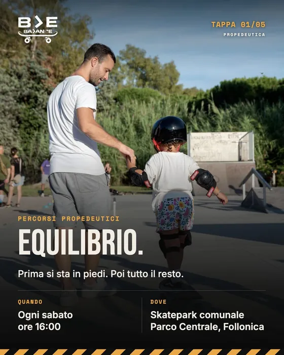Grafica di A.S.D. Balance, tappa 1 del percorso propedeutico: l'equilibrio, con un istruttore che tiene per mano un bambino allo skatepark