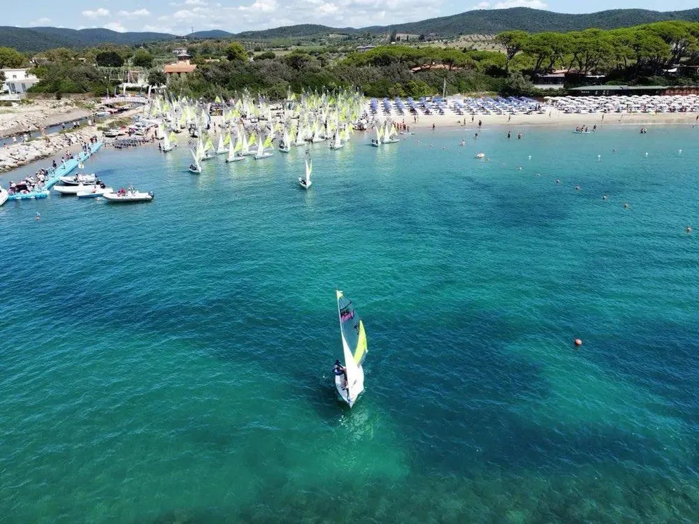 La spiaggia della Lega Navale di Follonica dall'alto, con le barche in acqua