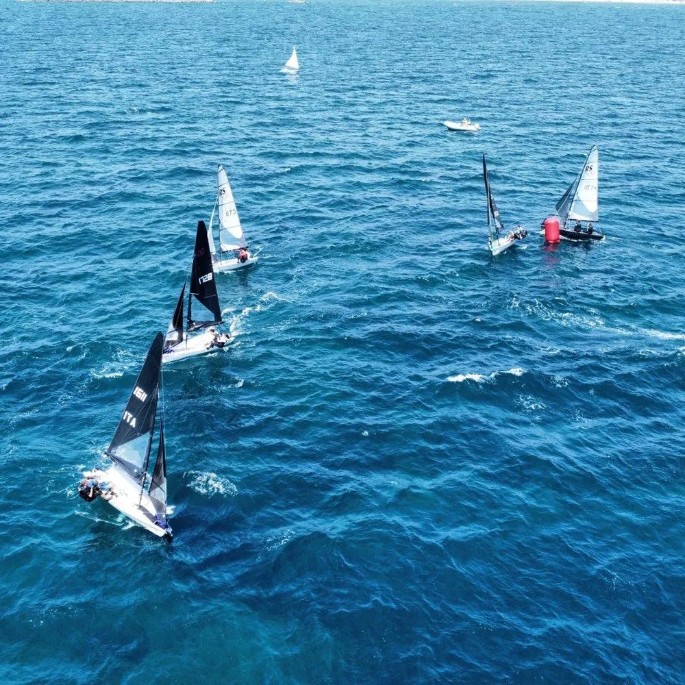 Derive in regata viste dall'alto, vicino a una boa