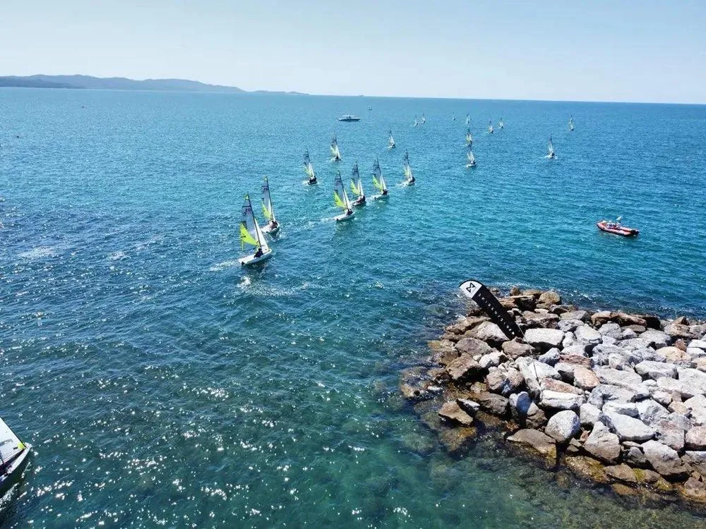 La flotta in regata nel golfo di Follonica, vista dall'alto vicino alla scogliera