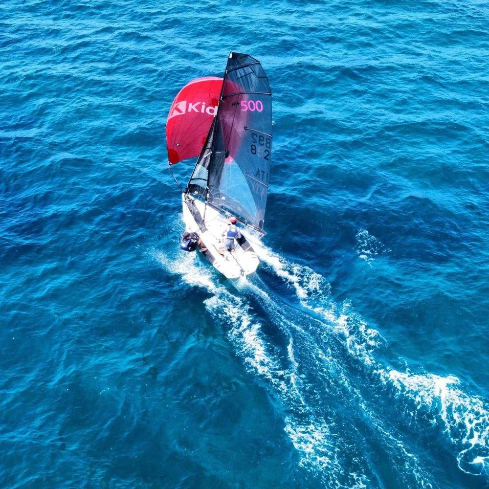 Un RS500 con lo spinnaker rosso nel golfo di Follonica, visto dall'alto