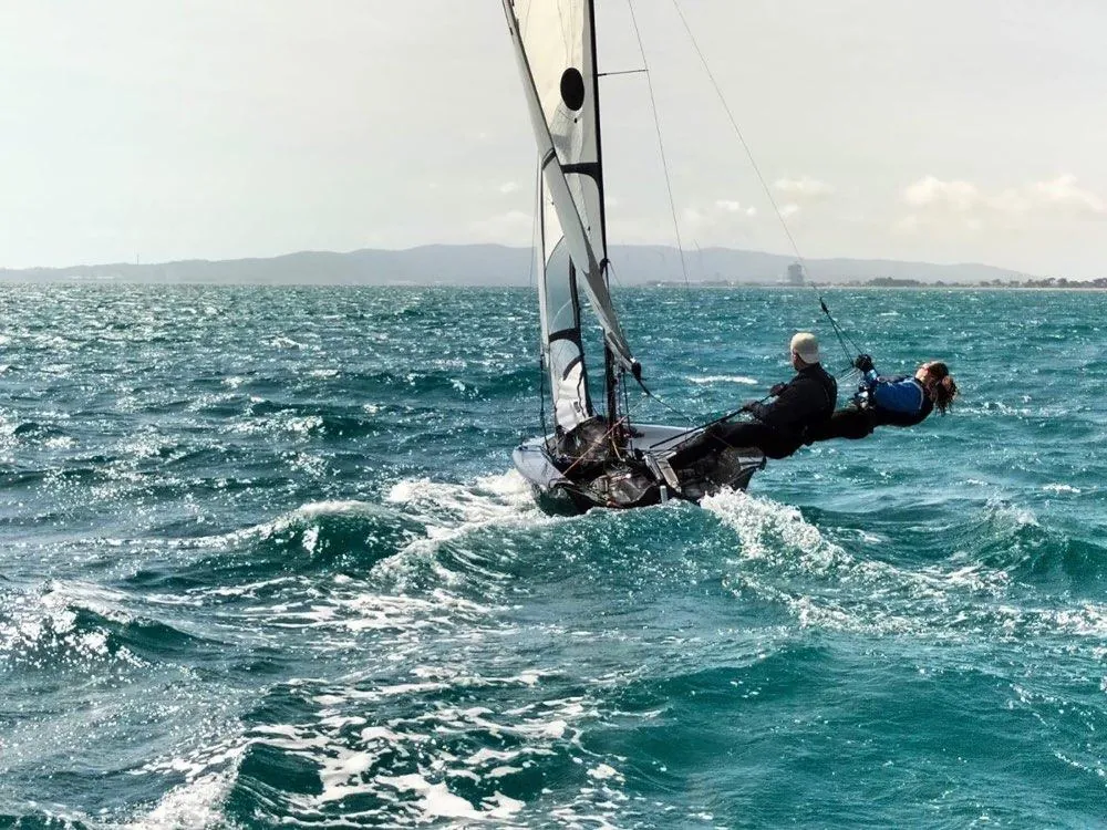 Equipaggio di un RS500 al trapezio, sul mare mosso